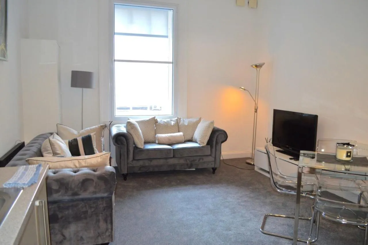Spacious 3 Bedroom Flat In The City Centre Edinburgh Apartment