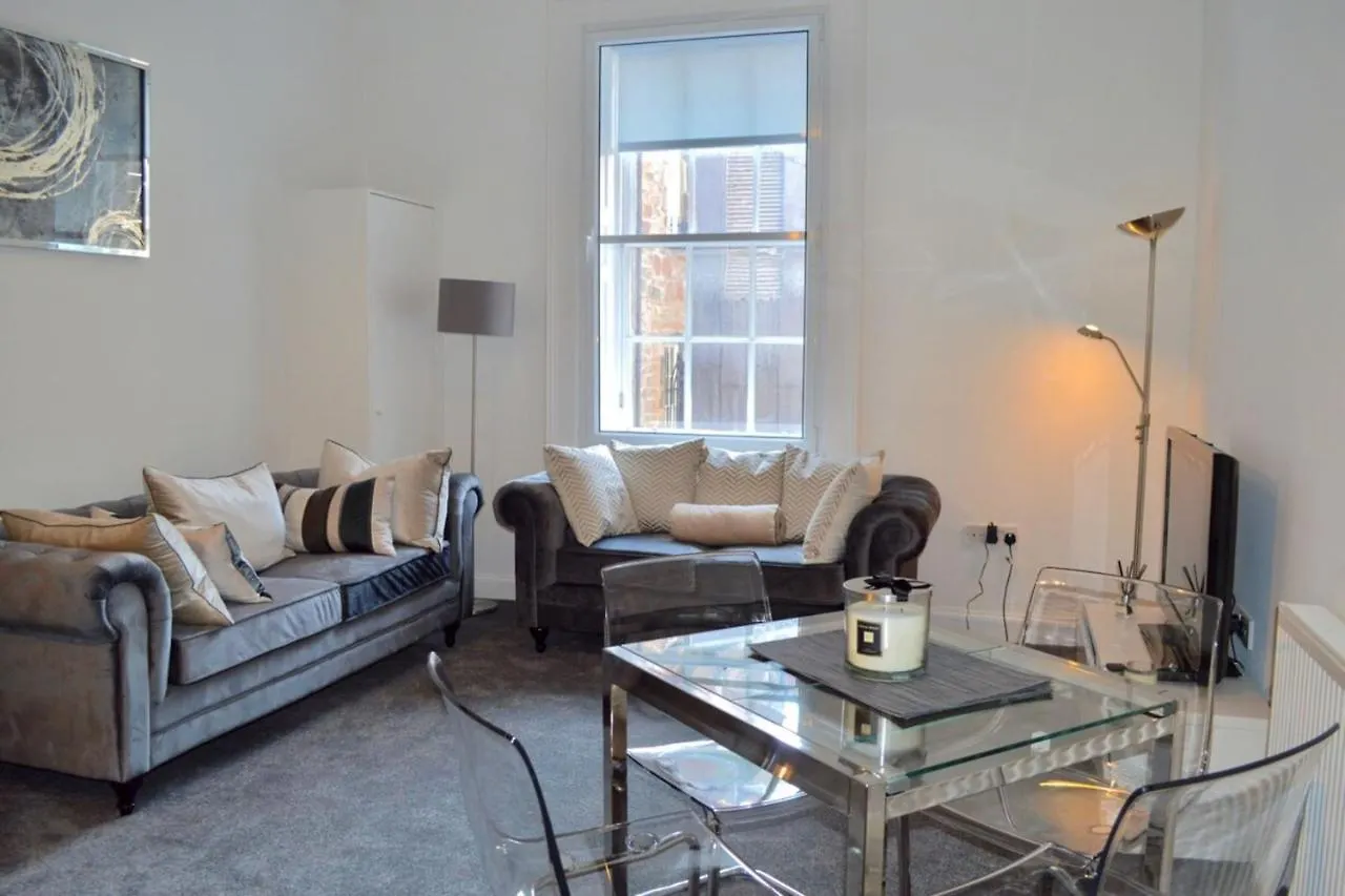 Spacious 3 Bedroom Flat In The City Centre Edinburgh