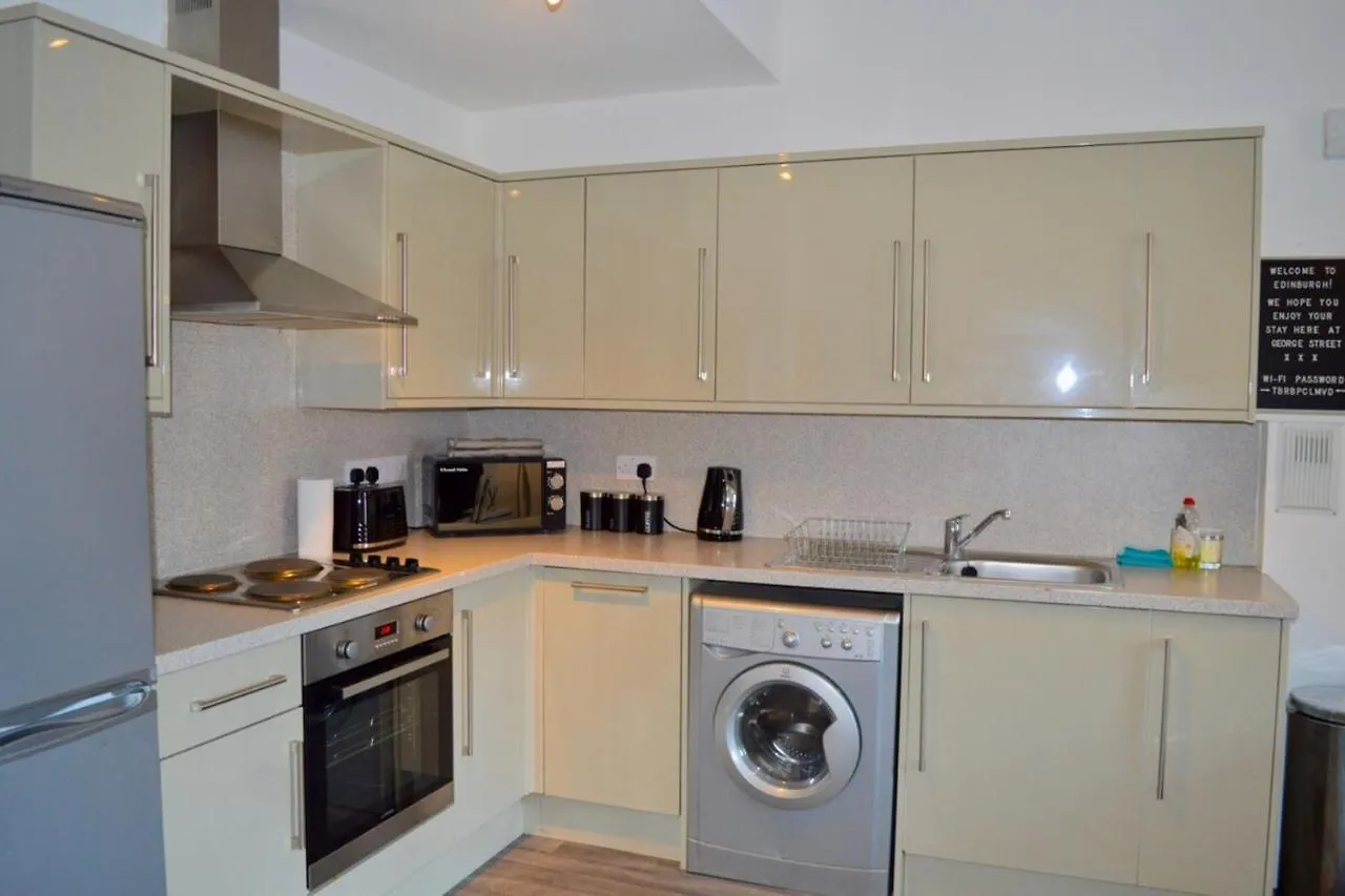 Spacious 3 Bedroom Flat In The City Centre Edinburgh 0*,