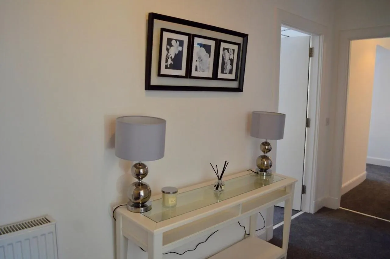 Spacious 3 Bedroom Flat In The City Centre Edinburgh 0*,