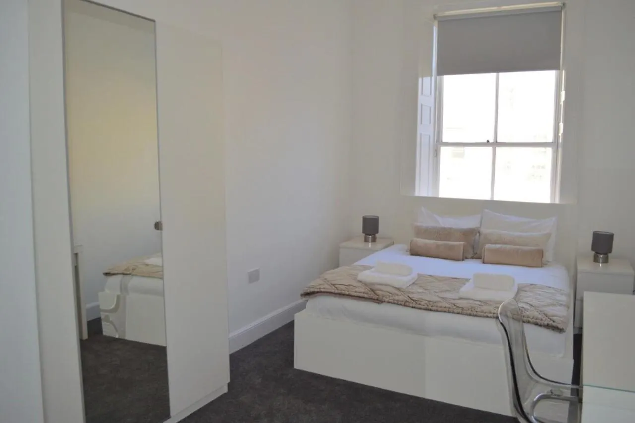 Spacious 3 Bedroom Flat In The City Centre Edinburgh
