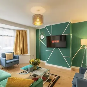 Bright, Cosy - 3 Beds, Parking, Virgin Wifi, Modern Holiday home Southampton
